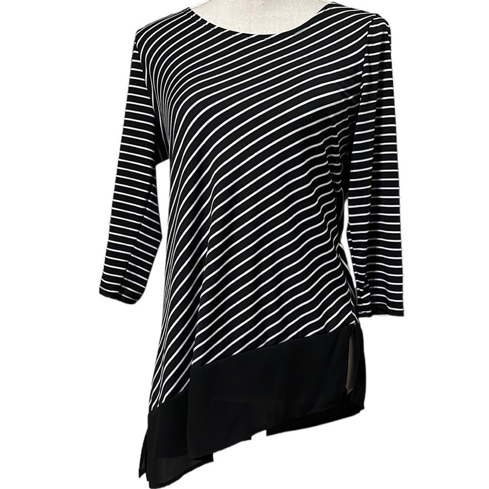 Notations top with asymmetrical slanted bottom edge. Sm.